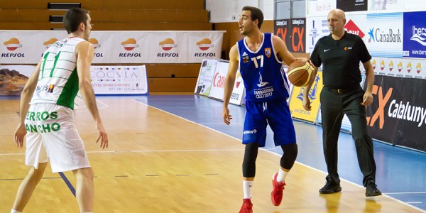 Gimenez buscando jugada frente a Salazar