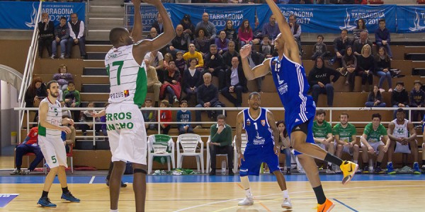 Nkaloulou lanzando frente a Orion