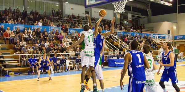 Orion fintando a Nkaloulou