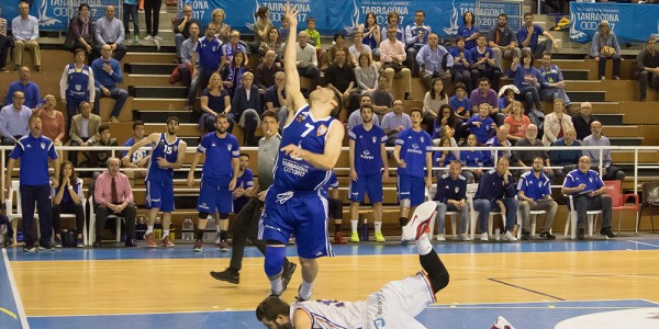 12Fernandez lanzando a canasta