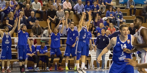 13Fernandez lanzando triple ante el apoyo de sus compañeros