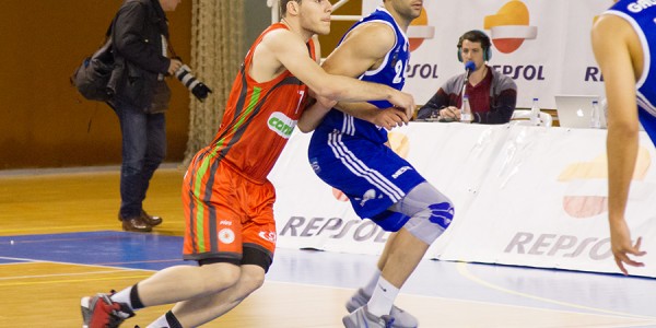 39 Mesa y Perez defendiendo el rebote