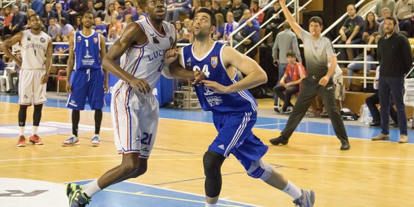 3Bitjaa y Mesa luchando por un rebote