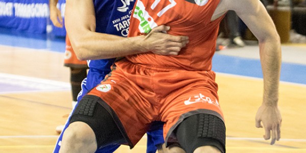 40 Mesa y Perez luchando bajo el aro