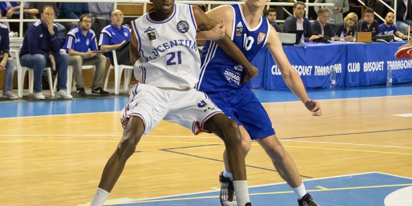 46Salvo y Bitjaa luchando por un rebote