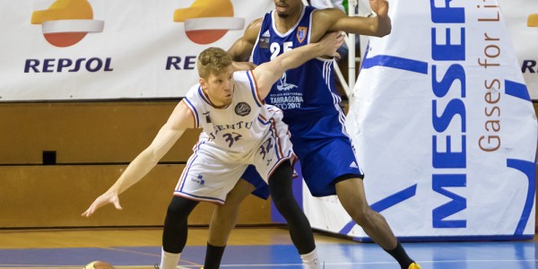 48Tyler atacando de espaldas a Orion