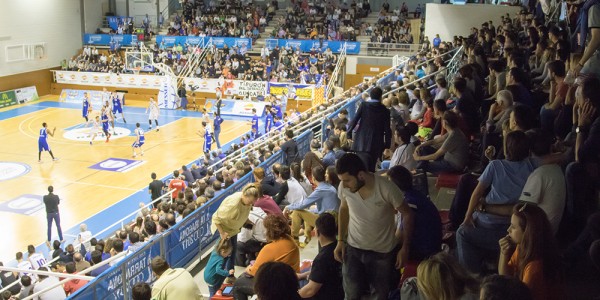 49Un pabellon practicamente lleno total