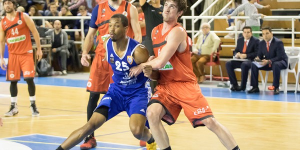 51 Orion y Hernandez luchando por el rebote