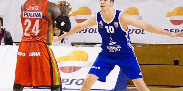 54 Salvo defendiendo a James