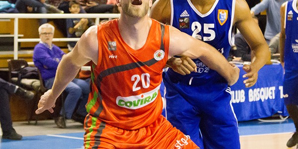 57 Stone bloqueando el rebote