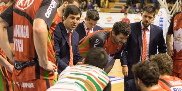 58 Tamayo explicando jugada