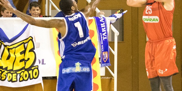 60 Trafton lanzando ante Jamal