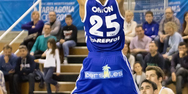 Orion colgandose del aro