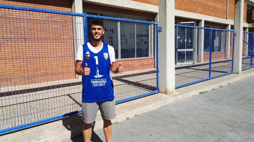 XAVI HERNANDEZ JUGARÀ DE BLAU