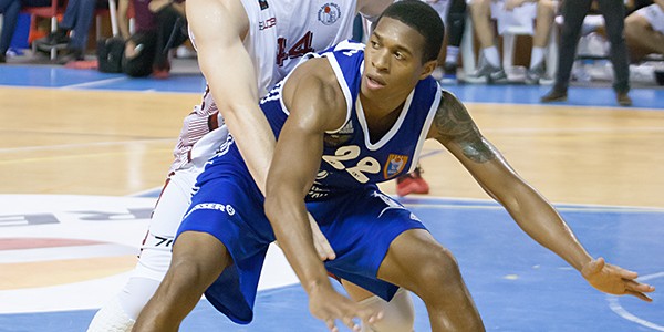 james-defendido-por-karen-evitando-la-recepcion-de-la-bola