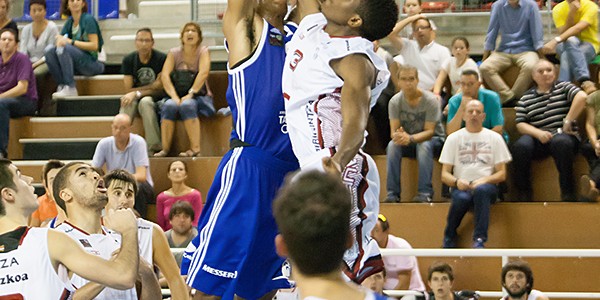 keneth-intentando-taponar-a-isaiah