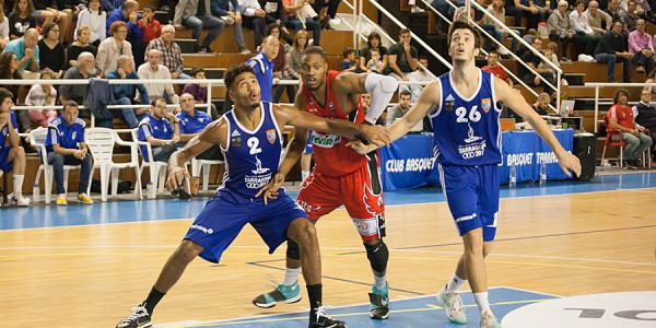 salim-bloquea-el-rebote-ante-tyron