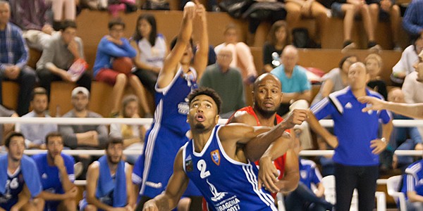 salim-bloqueando-el-posible-rebote