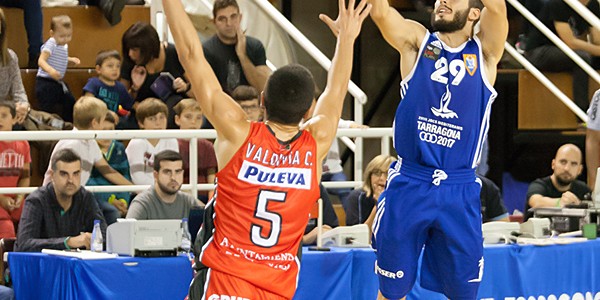 xavi-hernandez-lanzamiento-de-triple-ante-carlos-corts