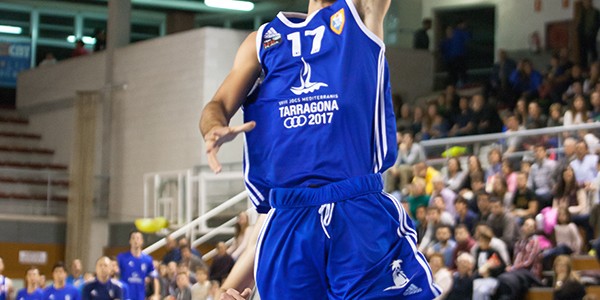 bandeja-facil-de-marc-gimenez-ante-la-mirada-de-su-equipo