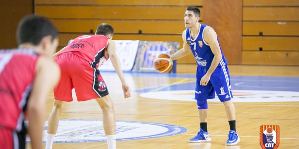 david-fernandez-controlando-el-reloj-de-24-segundos