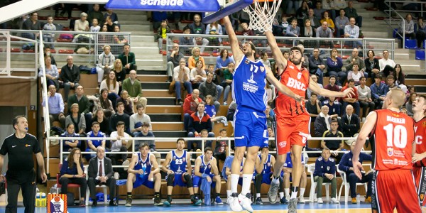entrada-de-marc-gimenez-ante-la-mirada-atenta-de-su-aficion