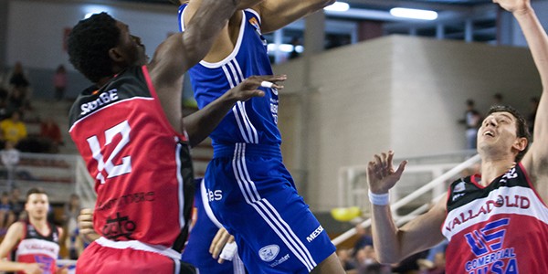 entrada-de-orion-outerbridge-frente-a-boubacar-fadiala