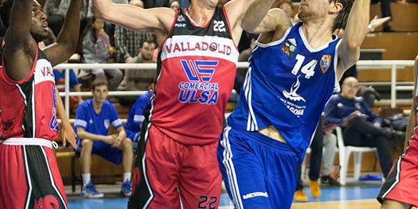 ferran-torres-encestando-frente-a-laoposicion-de-sergio-de-la-fuente