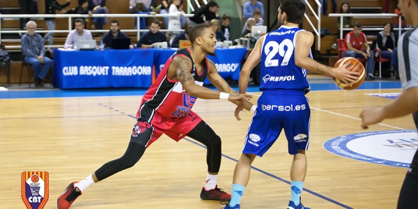 henri-raunaldo-defendiendo-a-xavi-hernandez