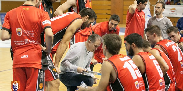 joaquin-prado-con-la-tablilla-de-tacticas