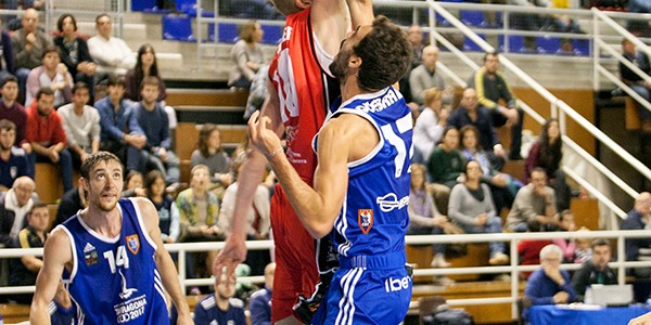 kevin-sacando-un-balon-ilegal-por-dentro-de-la-canasta