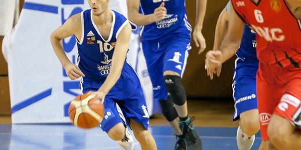 oriol-besora-subiendo-la-pelota-en-un-contraataque