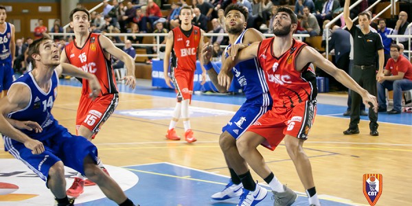 salim-kone-luchando-por-un-rebote-junto-a-manuel-vazquez