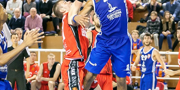 salim-kone-machacando-el-aro-ante-la-defensa-de-maximilian-hopgartn