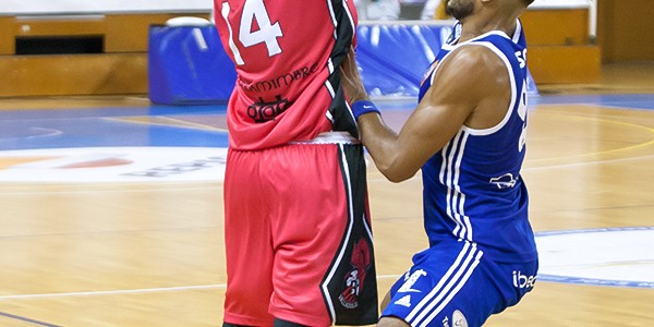 salim-kone-marcando-de-cerca-a-daniel-astilleros