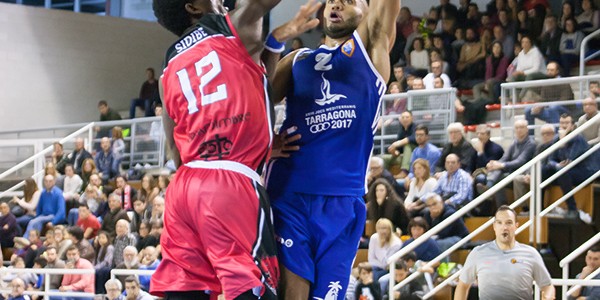 salim-lanzando-una-bombita-ante-el-intendo-de-tapon-de-boubcar