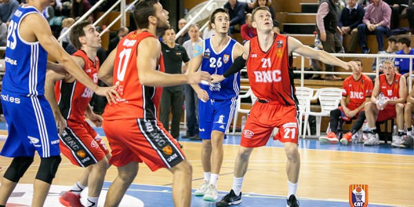 varios-jugadores-de-ambos-equipos-esperando-un-rebote