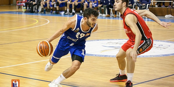 xavi-hernandez-entrando-a-canasta-ante-inigo-zabalo