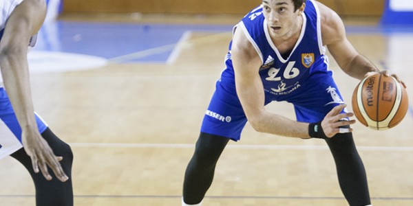 Dani Martinez defendido por Emmanuel Oladele