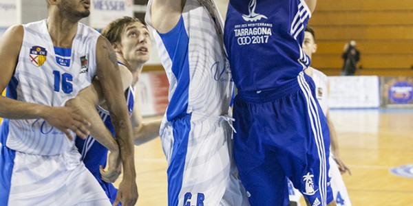 Eduard Arques defendiendo la entrada de Salim Kone