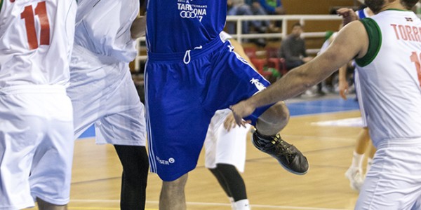 entrada-de-ferran-torres-ante-la-ferrea-defensa-de-tevin-alexander-y-iker-salazar