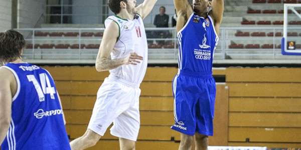 iker-salazar-defendiendo-el-triple-de-orion-outerbridge