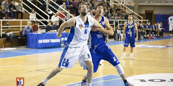 Ivan Todorovoc defendiendo a Nil Sabata