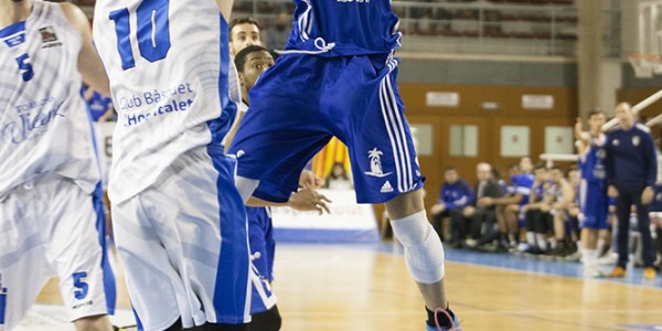 Lanzamiento de Nil Sabata ante la defensa de Eduard Arques