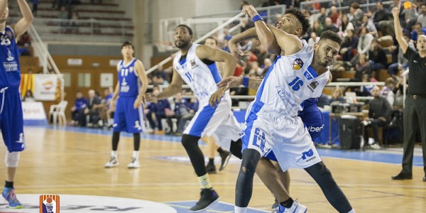 Michel Acosta defendiendo la posicion ante salim Kone