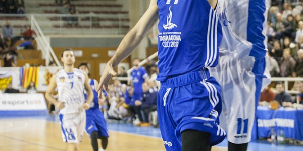 Oladele intentando taponar a Gimenez