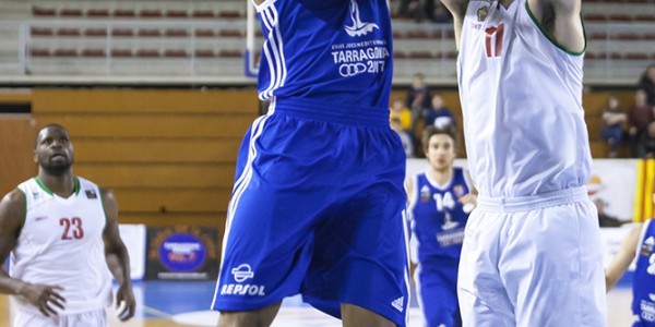 salto-de-orion-outerbridge-frente-a-iker-salazar