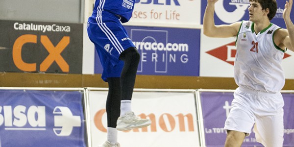 tiro-exterior-de-diego-gallardo-ante-la-mirada-de-david-iriarte