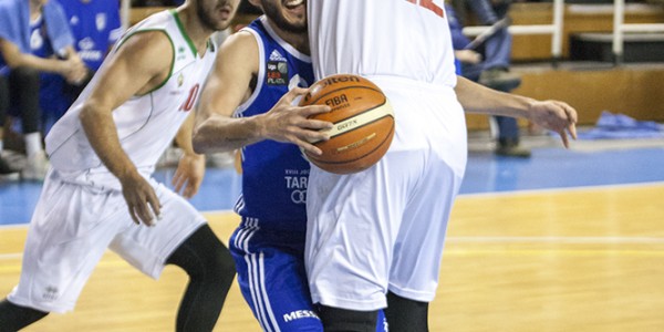 torres-bloqueando-la-entrada-de-xavi-hernandez