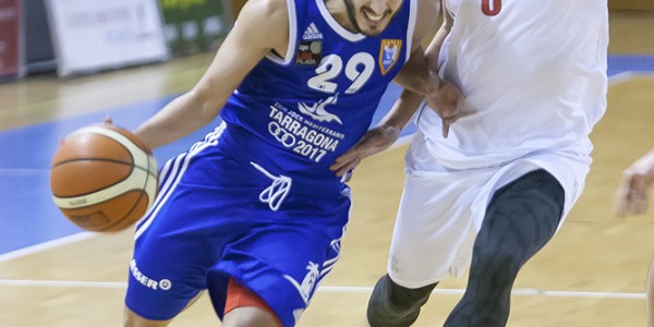 xavi-hernandez-defendido-por-nikolas-kvale